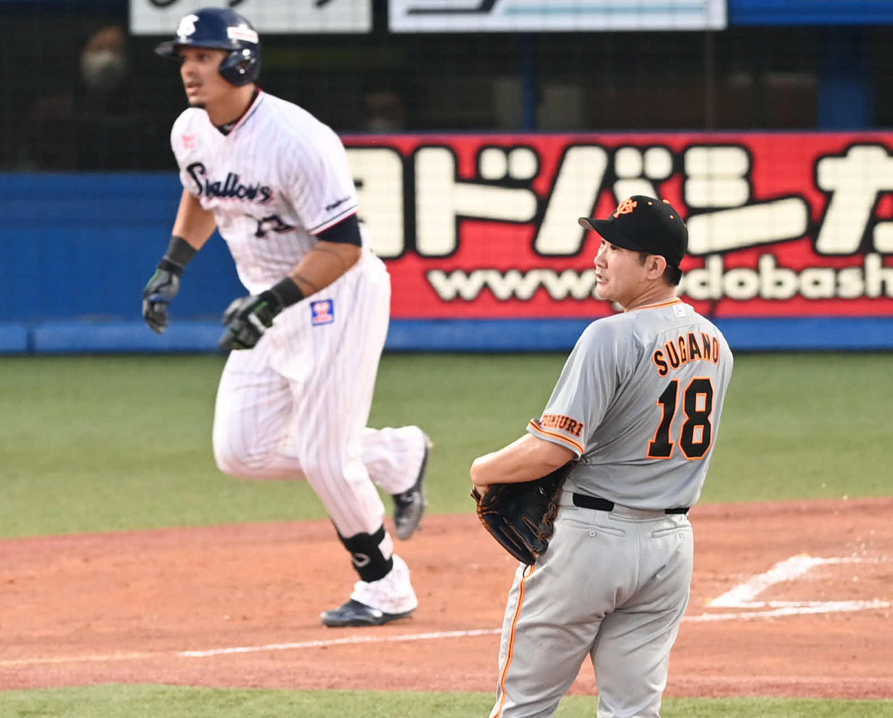 ヤクルト対巨人　1回裏ヤクルト2死満塁、菅野（手前）はオスナに右越え満塁本塁打を許す（撮影・山崎安昭）