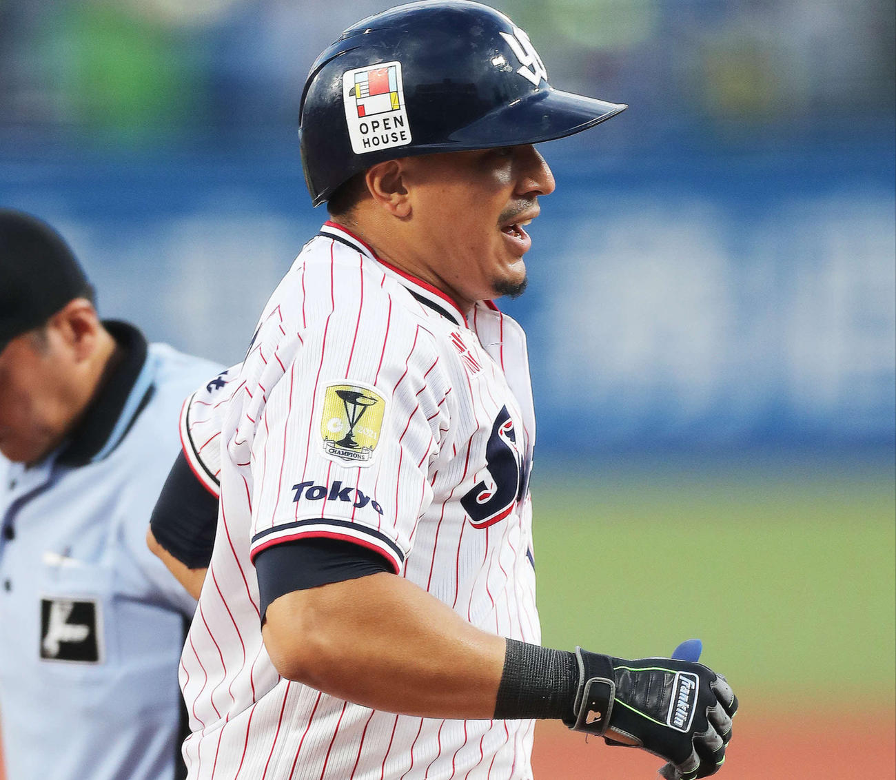 ヤクルト対巨人　1回裏ヤクルト2死満塁、右越え先制満塁本塁打を放ち生還するオスナ（撮影・河田真司）