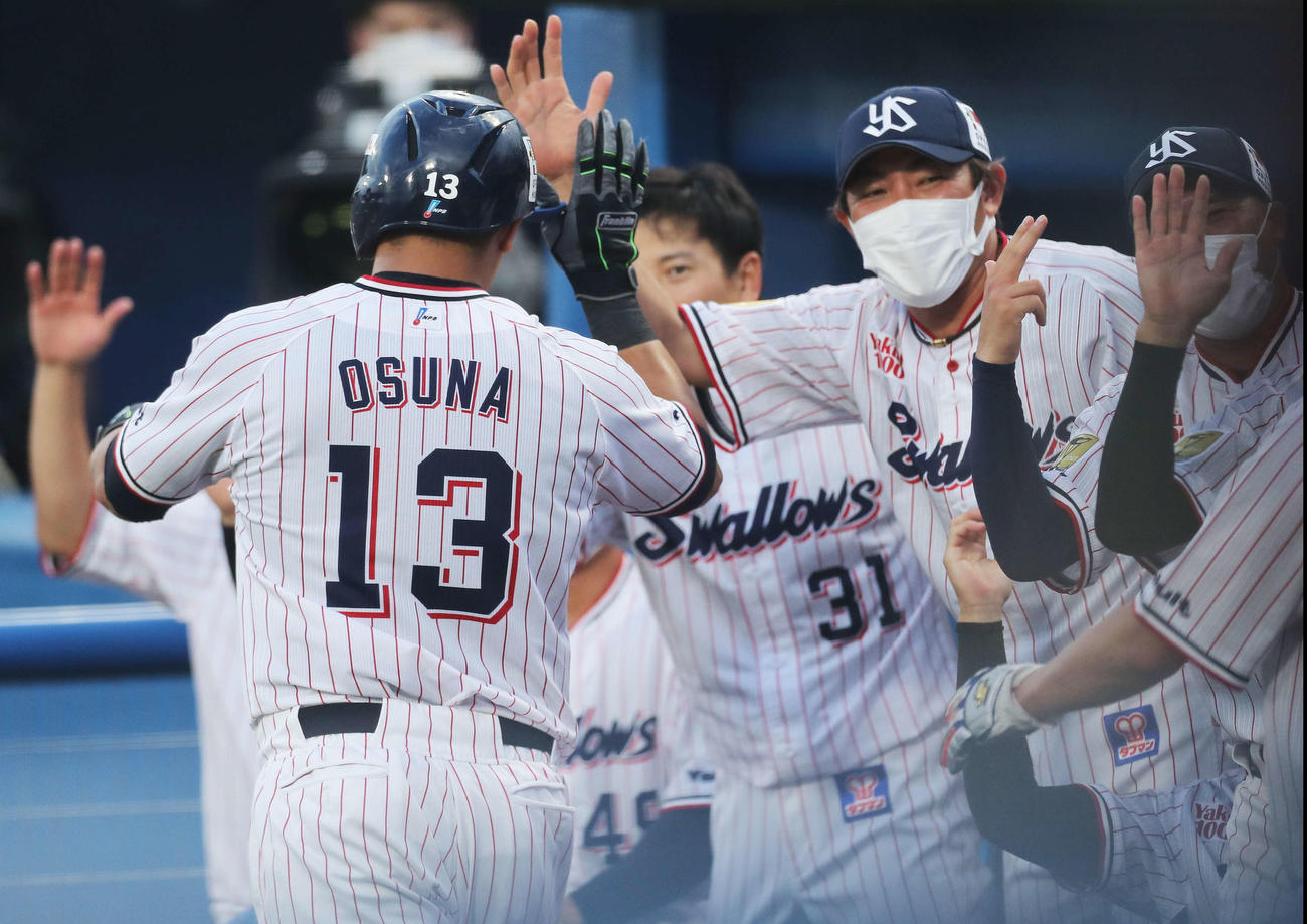 ヤクルト対巨人　1回裏ヤクルト2死満塁、右越え先制満塁本塁打で生還し、ベンチナインに迎えられるオスナ（撮影・河田真司）