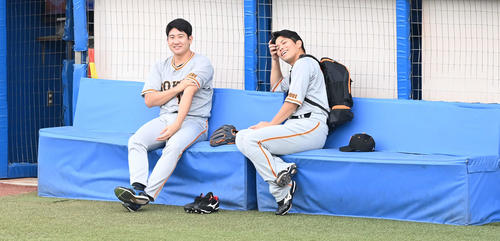 ヤクルト対巨人　ウオーミングアップを前に言葉をかわす巨人菅野（左）と大城（撮影・山崎安昭）