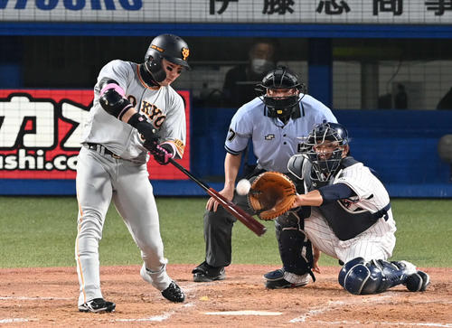 ヤクルト対巨人　3回表巨人1死二塁、丸は左前適時打を放つ（撮影・山崎安昭）