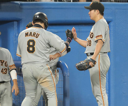 ヤクルト対巨人　3回表巨人2死一塁、ウォーカーの同点適時二塁打で生還する丸（左）を迎える菅野（撮影・河田真司）