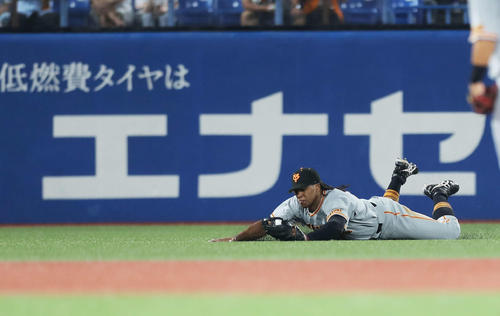 ヤクルト対巨人　3回裏ヤクルト2死一塁、石川雅規の左飛を好捕するウォーカー（撮影・河田真司）