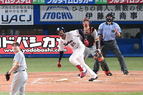 ヤクルト対巨人　5回裏ヤクルト1死、サンタナは左中間へソロ本塁打を放つ。投手菅野（撮影・山崎安昭）
