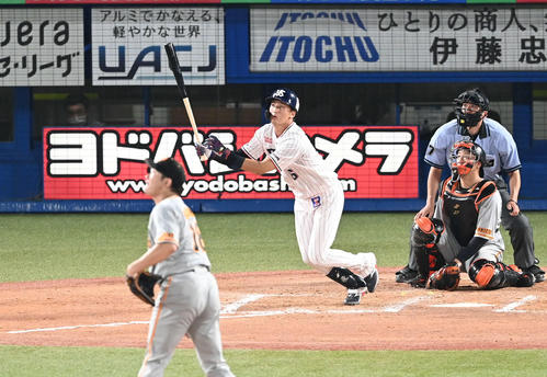ヤクルト対巨人　7回裏ヤクルト無死、元山は右越えソロ本塁打を放つ。投手菅野（撮影・山崎安昭）