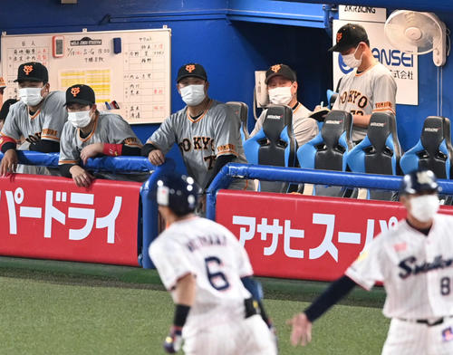 ヤクルト対巨人　7回裏ヤクルト無死、元山（手前左）のソロ本塁打に浮かない表情の原監督（後方右から2人目）（撮影・山崎安昭）