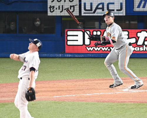 ヤクルト対巨人　9回表巨人無死一塁、丸は決勝の右越え2点本塁打を放つ。投手マクガフ（撮影・山崎安昭）
