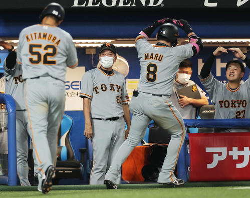 ヤクルト対巨人　9回表巨人無死一塁、右越え2点本塁打で生還する丸（手前右）と北村（同左）を迎える原監督（撮影・河田真司）