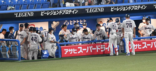 ヤクルト対巨人　逆転負けで重苦しい雰囲気を出すヤクルトの選手たち（撮影・山崎安昭）