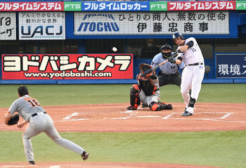 ヤクルト対巨人　1回裏ヤクルト2死満塁、オスナは右越え満塁本塁打を放つ。投手菅野（撮影・山崎安昭）
