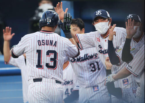 ヤクルト対巨人　1回裏ヤクルト2死満塁、右越え先制満塁本塁打で生還し、ベンチナインに迎えられるオスナ（撮影・河田真司）