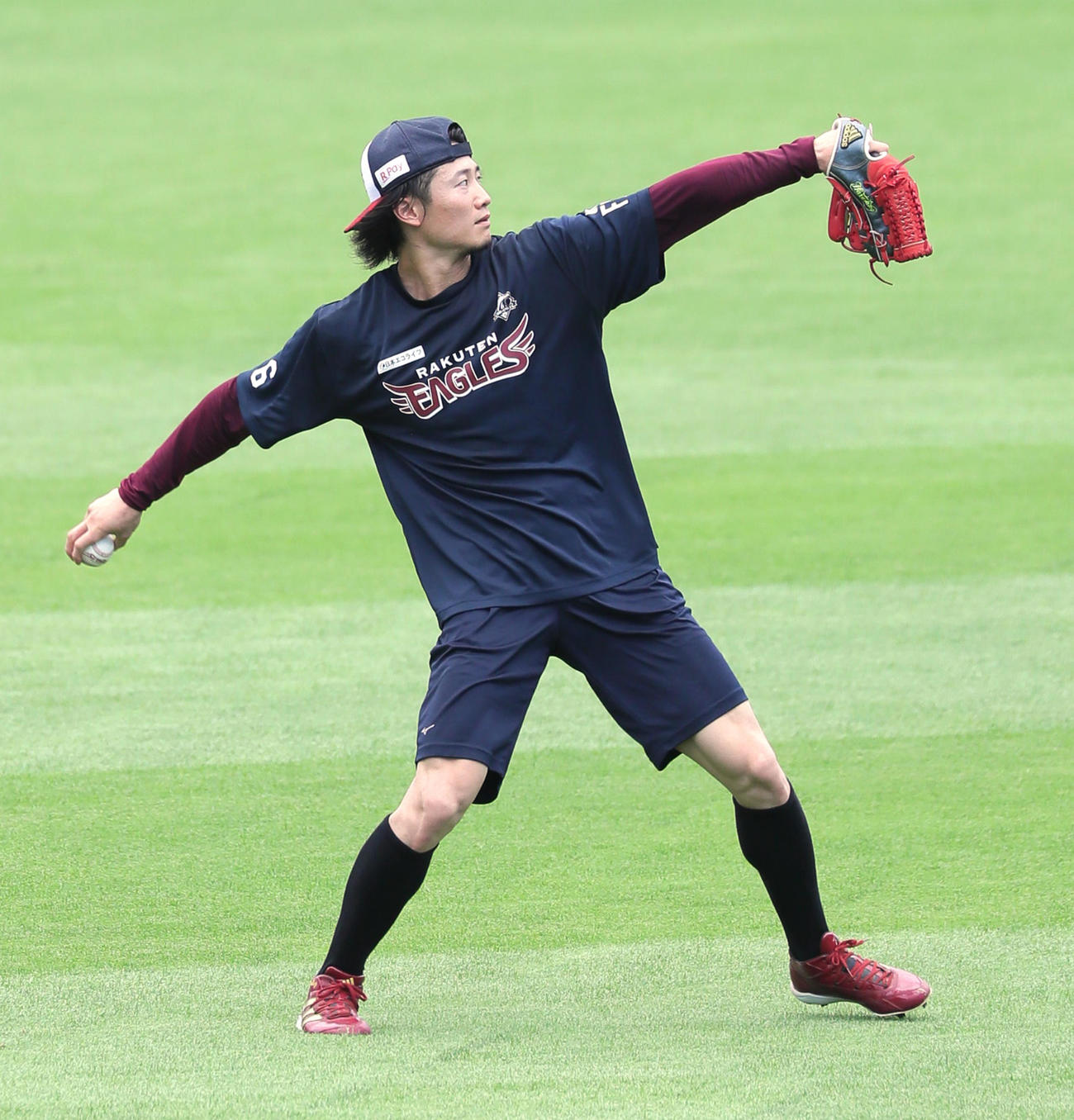 試合前、守備練習する楽天西川（撮影・足立雅史）