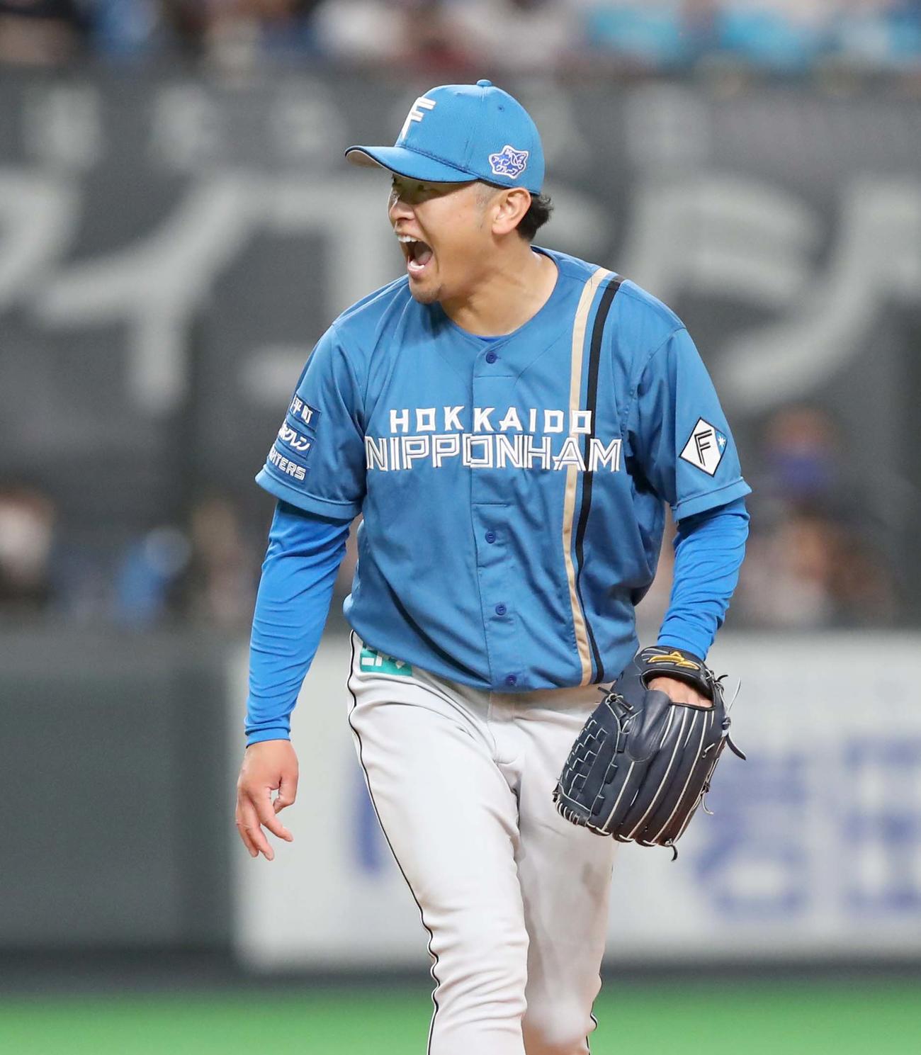 日本ハム対西武　3回表西武2死一塁、川越を遊飛にとり叫ぶ池田（撮影・黒川智章）