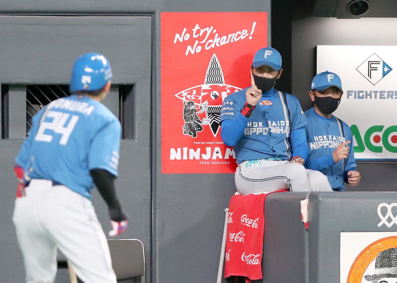 日本ハム対西武　9回裏日本ハム2死一塁、打席に向かう野村に指示を出す新庄監督（撮影・黒川智章）