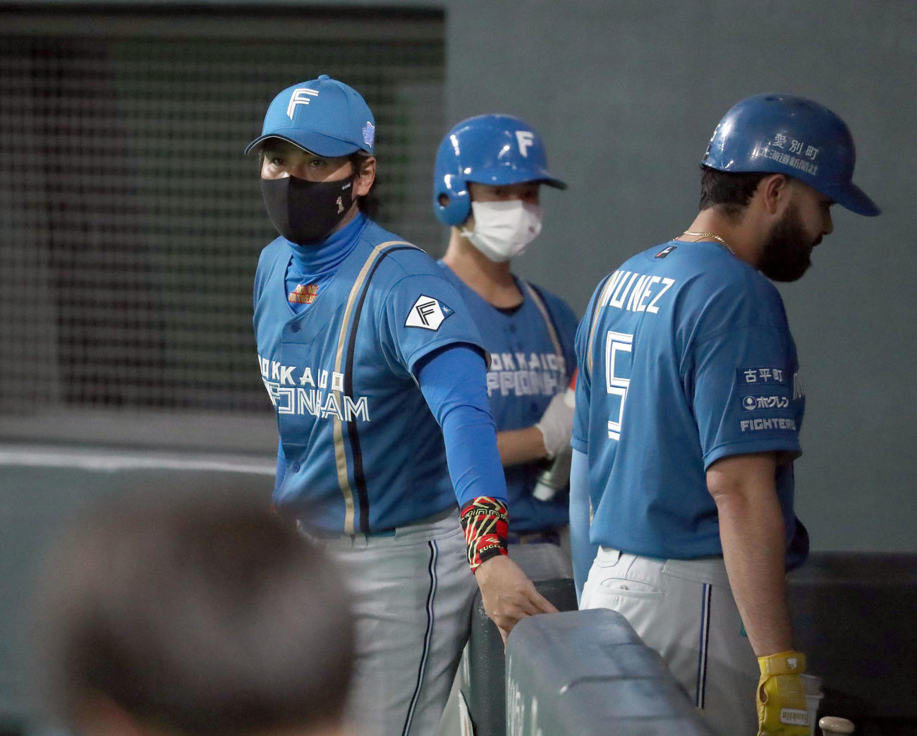 日本ハム対西武　8回裏日本ハム1死一、三塁、新庄監督（左）は三併殺に終わったヌニエスを励ます（撮影・佐藤翔太）