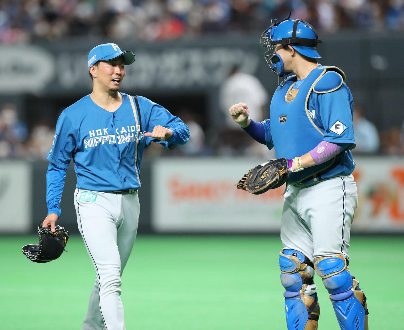 日本ハム対西武　8回表を無失点に抑えグータッチを交わす井口と宇佐見（撮影・佐藤翔太）