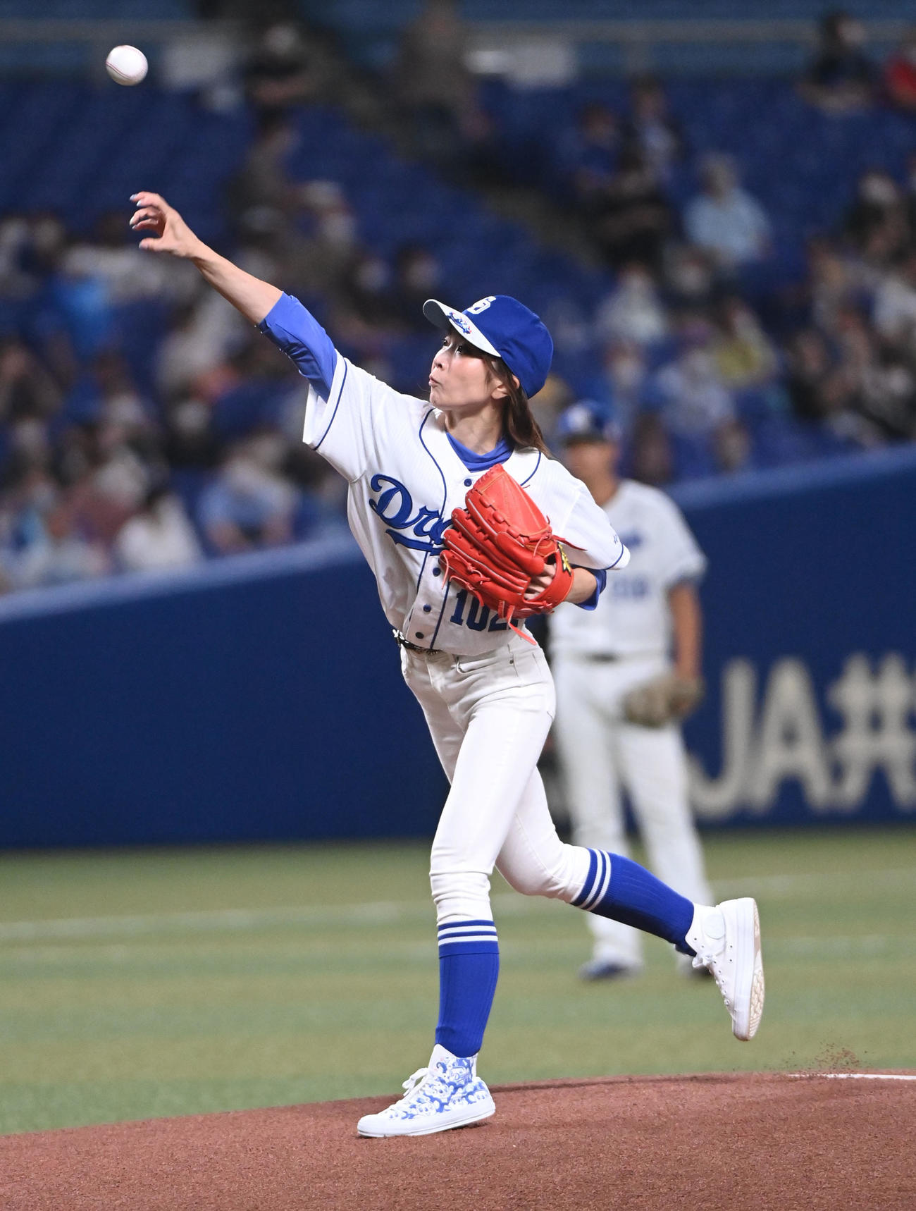 中日対DeNA　始球式を行ったシンガーのMay’n（撮影・森本幸一）