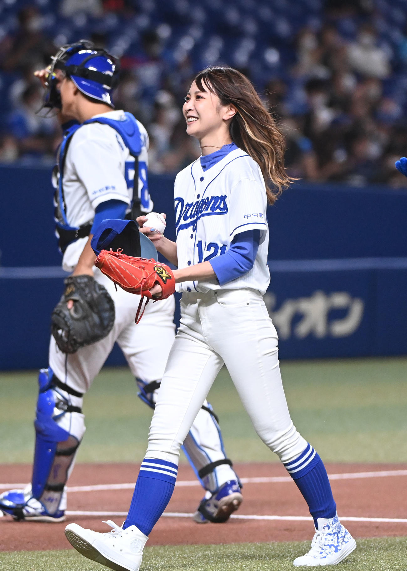 中日対DeNA　始球式を行ったシンガーのMay’n（撮影・森本幸一）