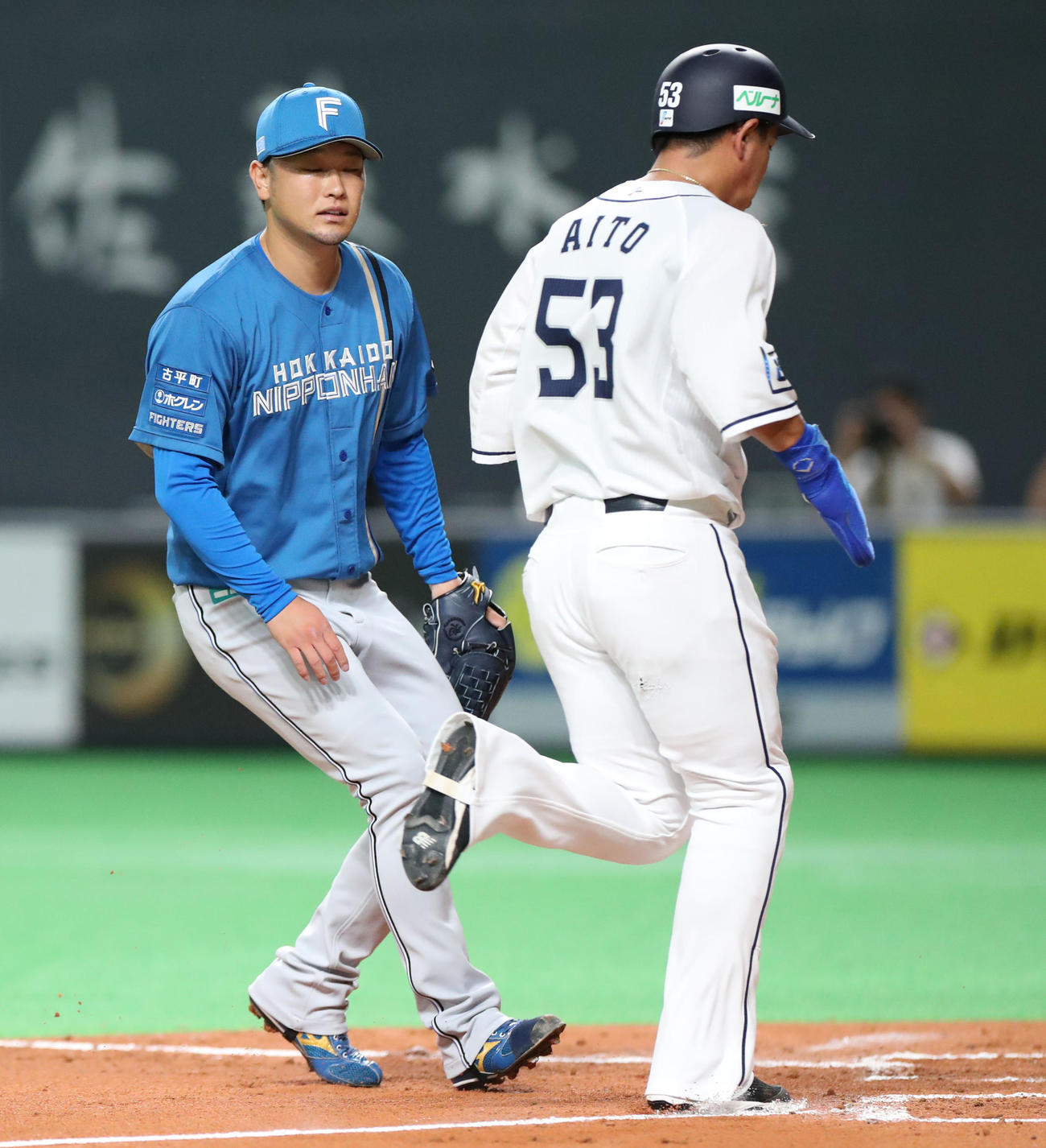 日本ハム対西武　4回表西武1死二、三塁、自らの暴投で同点に追いつかれがっかりする池田（左後方）（撮影・佐藤翔太）