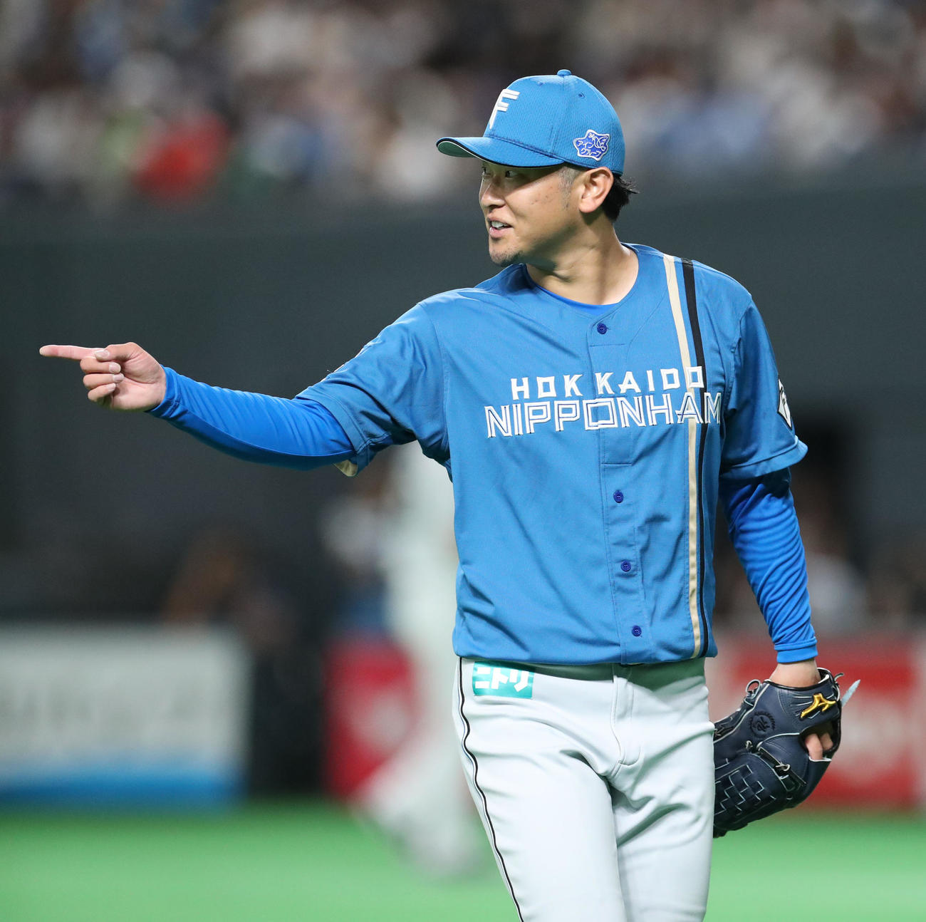 日本ハム対西武　2回表を無失点に抑えナインを指さしながらベンチに戻る池田（撮影・佐藤翔太）