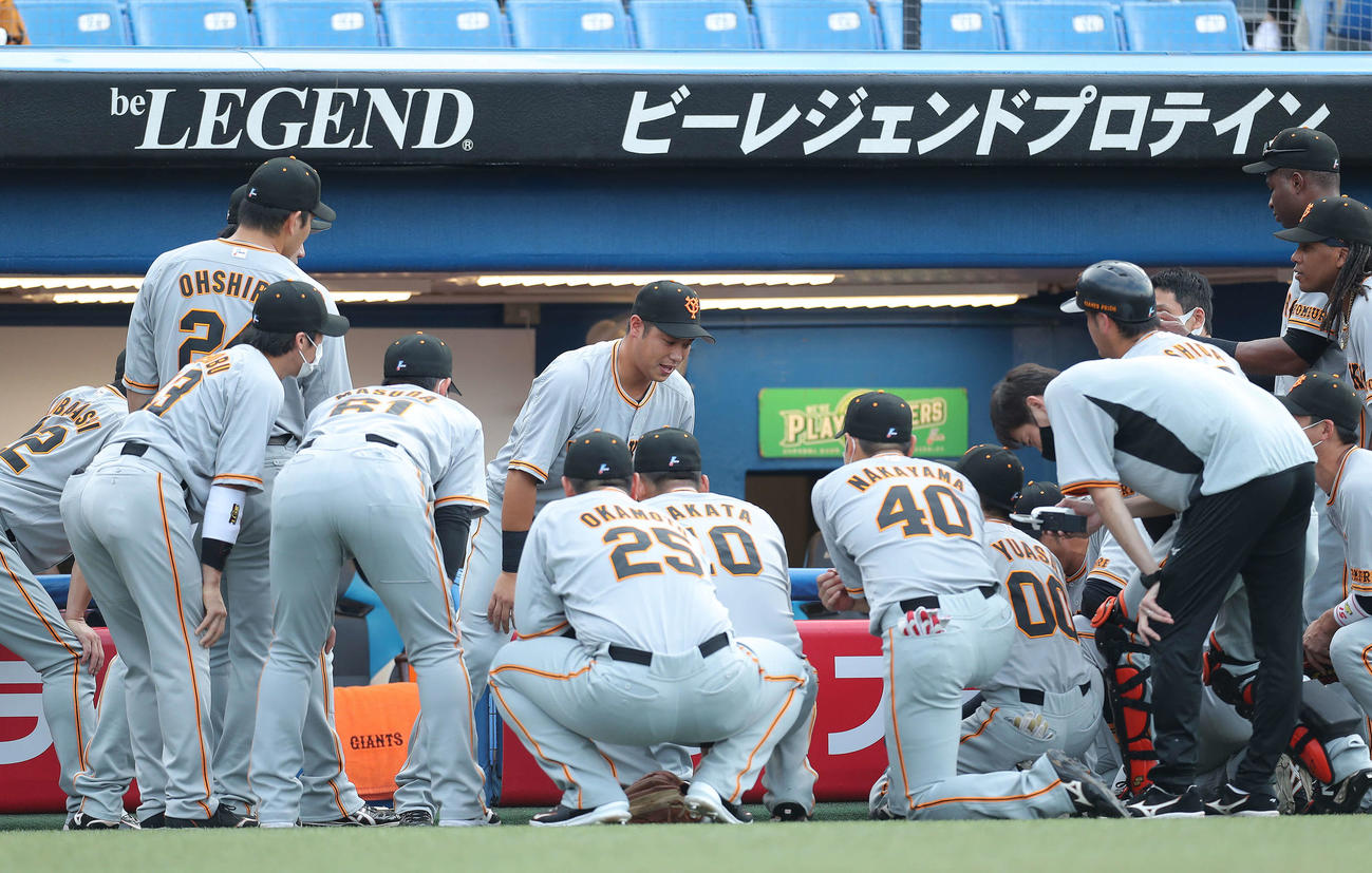 ヤクルト対巨人　試合前円陣で声出しする巨人北村（中央）（撮影・河田真司）