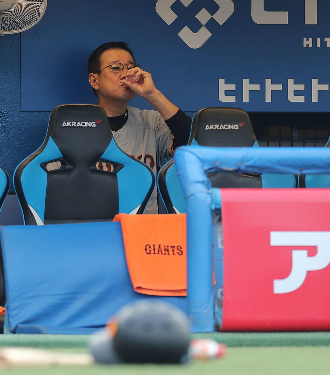 ヤクルト対巨人　試合前、ヤクルトを飲む巨人原監督（撮影・河田真司）