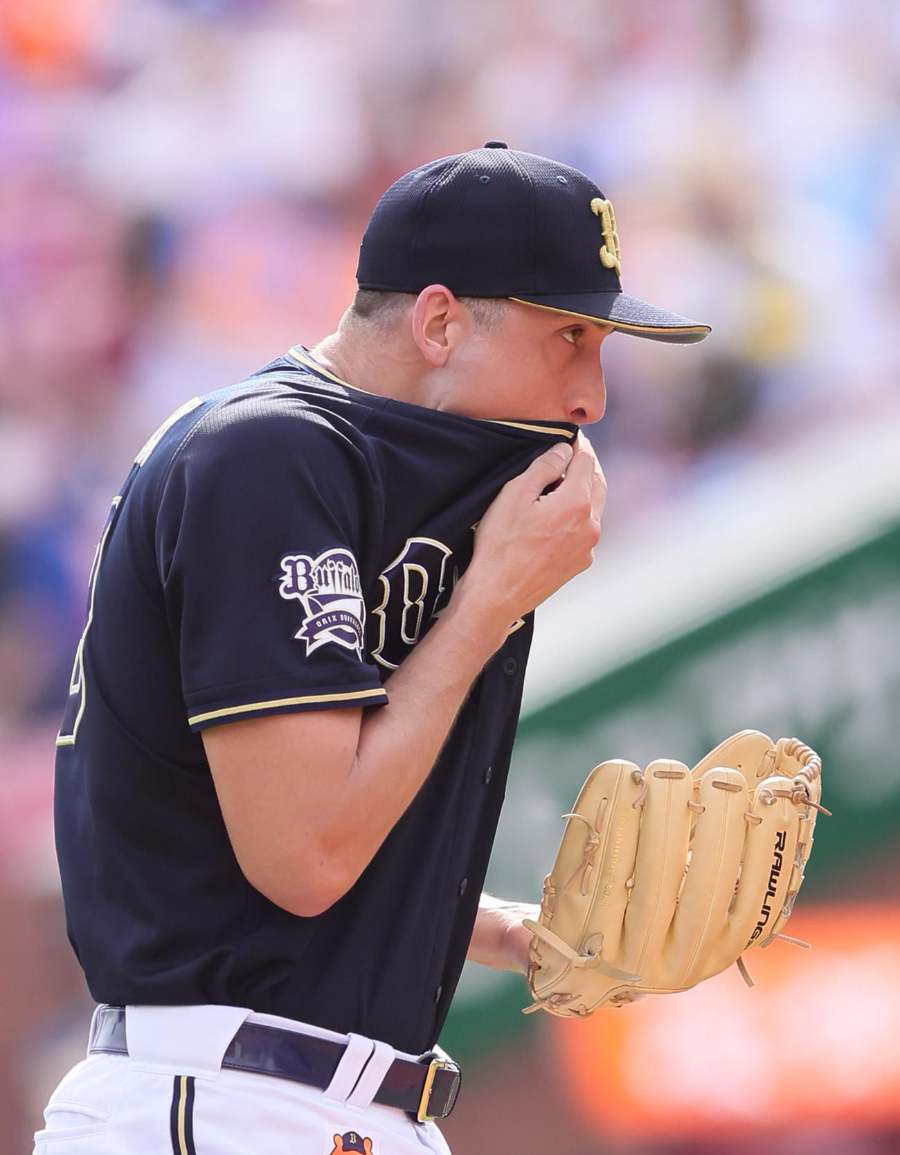 楽天対オリックス　マウンドで汗を拭うオリックスのワゲスパック（撮影・足立雅史）