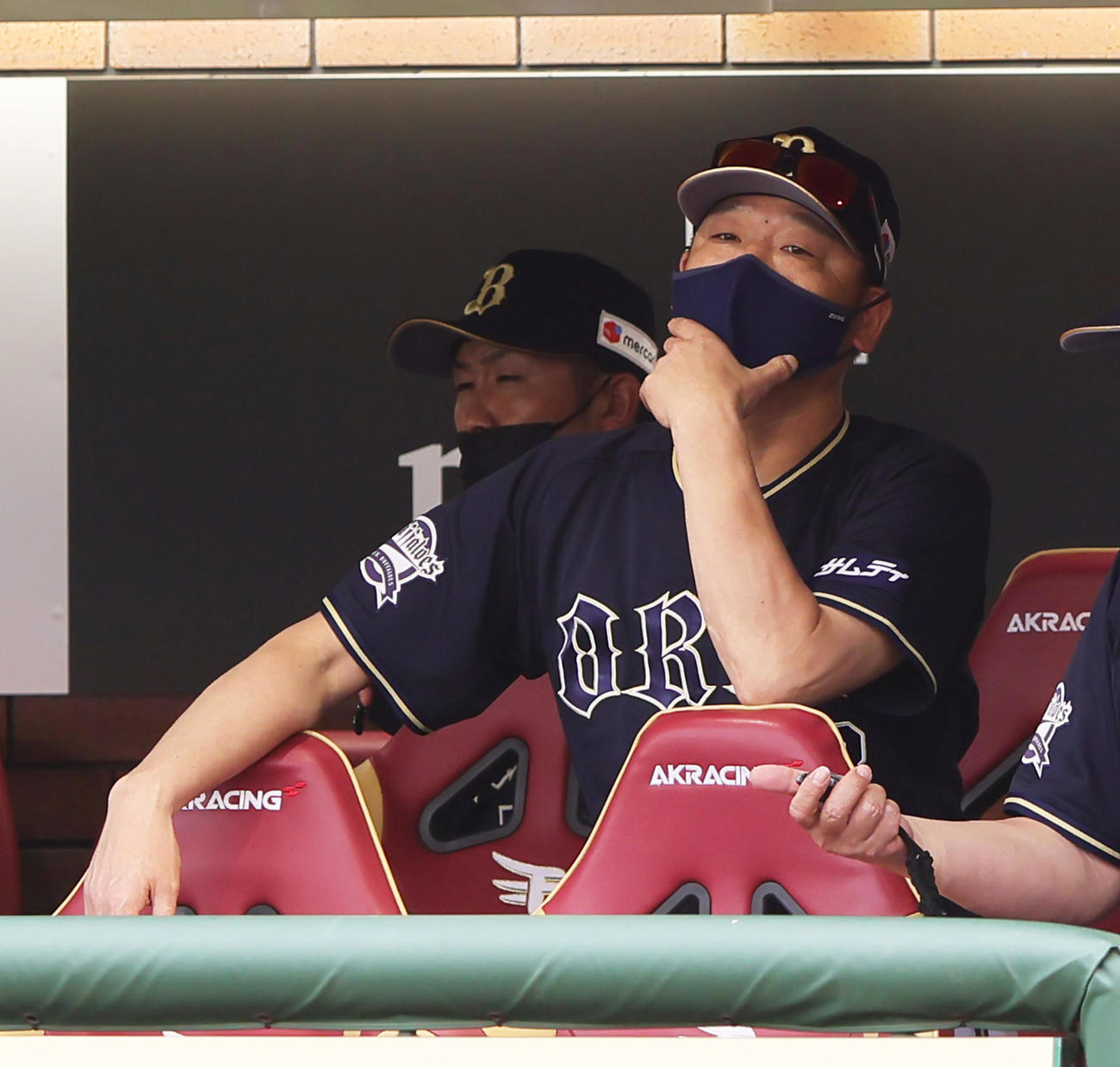楽天対オリックス　渋い顔で戦況を見つめるオリックス中嶋監督（撮影・足立雅史）