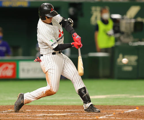 三菱重工West対日本製鉄鹿島　3回表三菱重工West2死三塁、左越え2点本塁打を放つ西岡（撮影・野上伸悟）