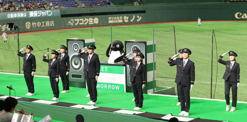 制服姿で盛り上げるJR東日本の応援団（撮影・野上伸悟）