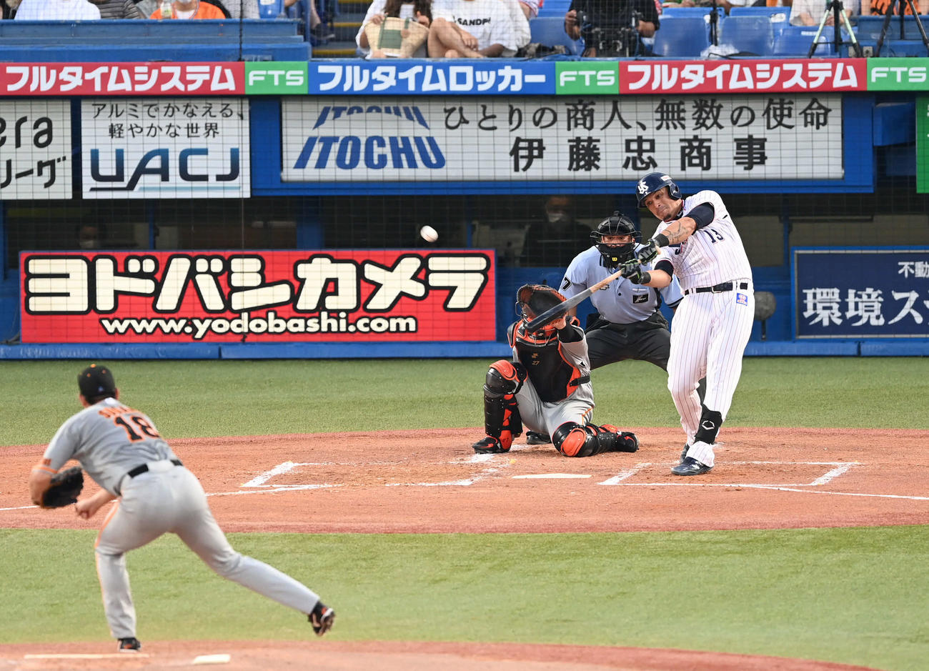 ヤクルト対巨人　1回裏ヤクルト2死満塁、オスナは右越え満塁本塁打を放つ。投手菅野（撮影・山崎安昭）