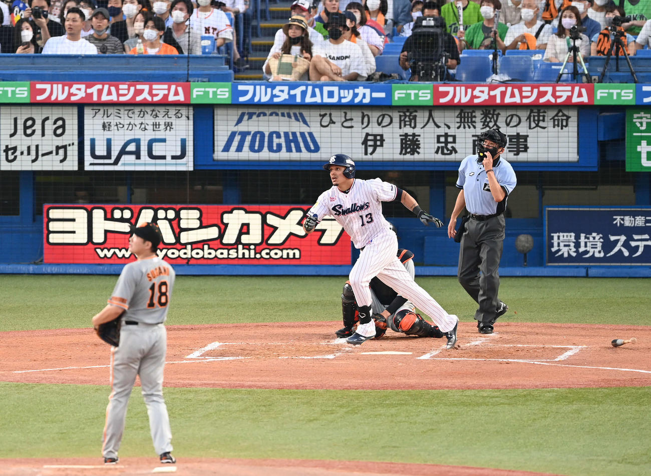 ヤクルト対巨人　1回裏ヤクルト2死満塁、オスナは右越え満塁本塁打を放つ。投手菅野（撮影・山崎安昭）