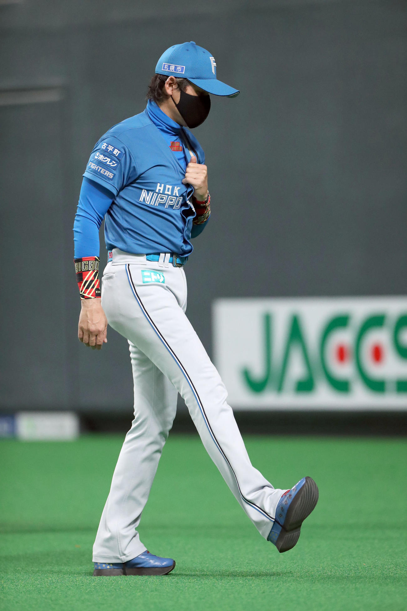 日本ハム対西武　選手交代を告げる新庄監督（撮影・佐藤翔太）