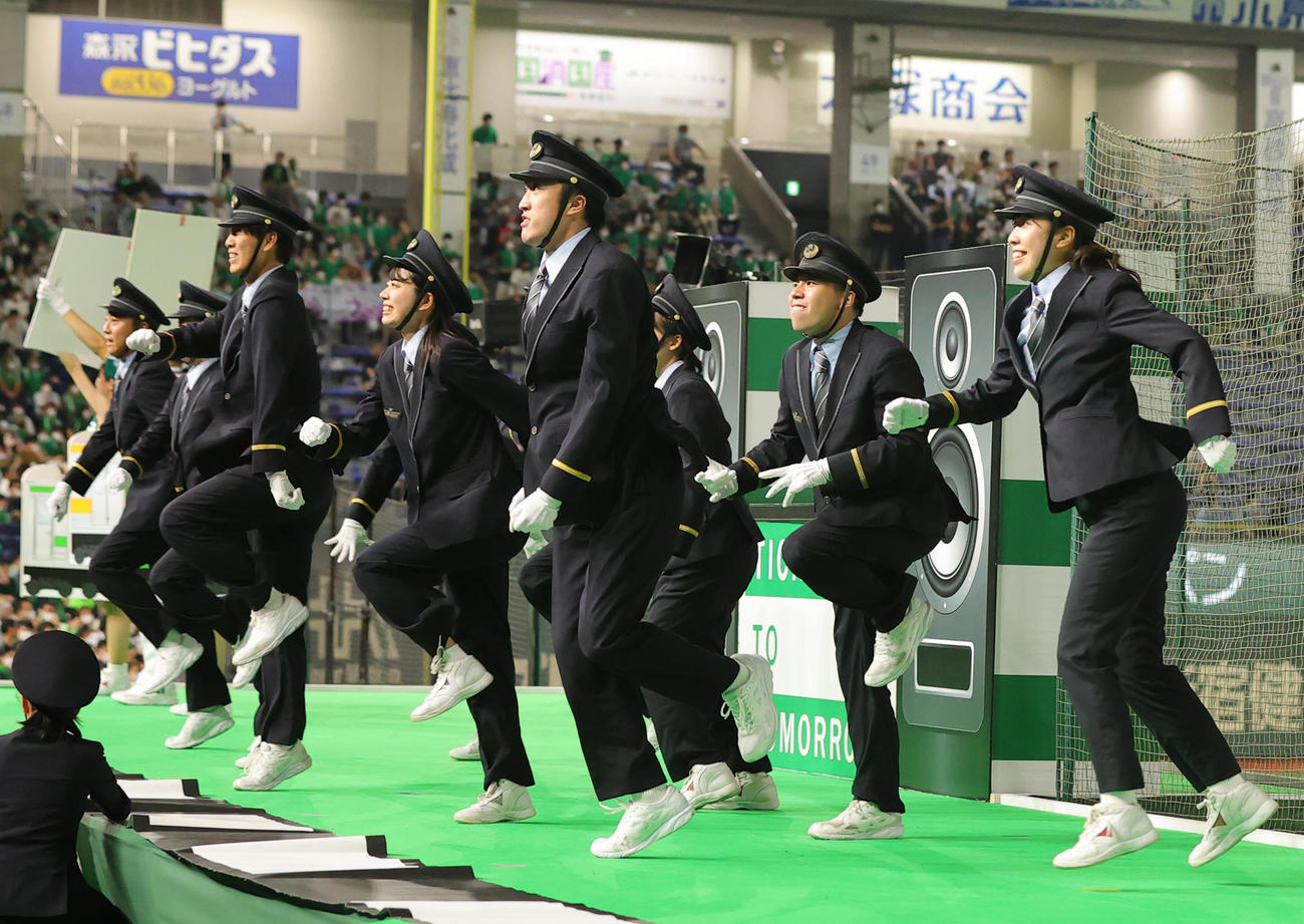 制服姿で盛り上げるJR東日本の応援団（撮影・野上伸悟）