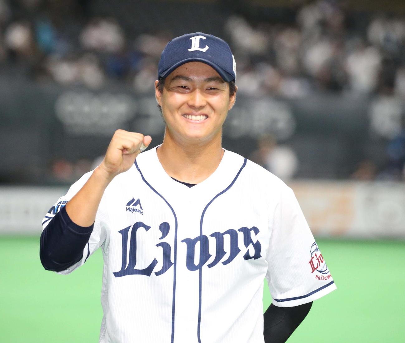 日本ハム対西武　試合後、笑顔でガッツポーズの鈴木（撮影・黒川智章）