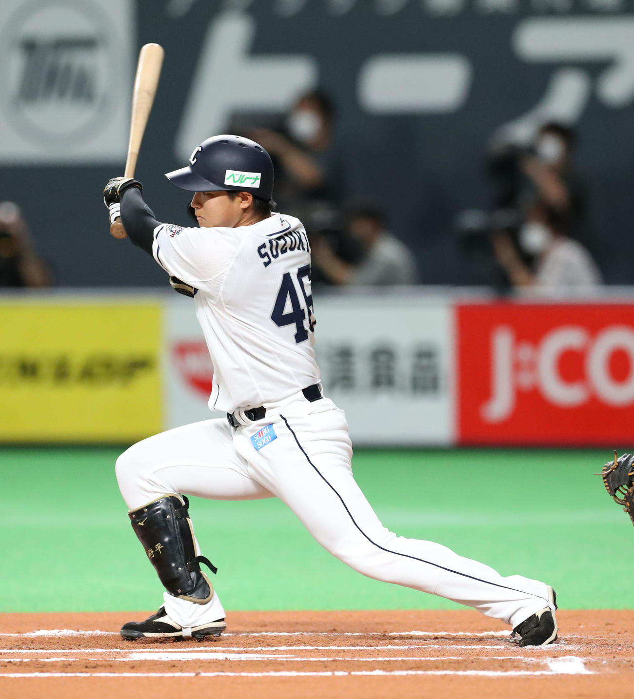 日本ハム対西武　6回表西武無死満塁、鈴木は右前適時打を放つ（撮影・佐藤翔太）