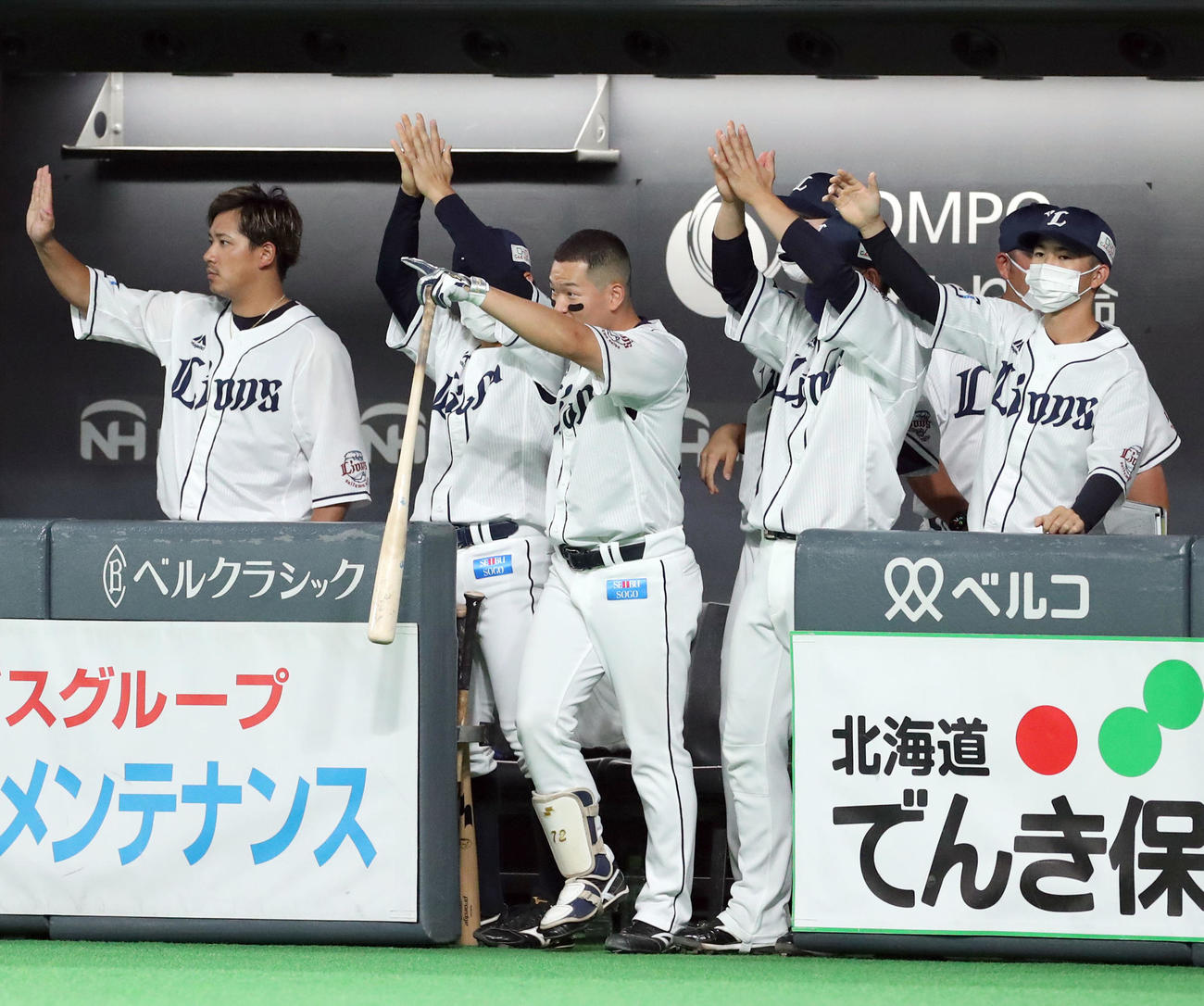 日本ハム対西武　6回表西武無死満塁、鈴木の右前適時打で盛り上がるベンチ（撮影・佐藤翔太）