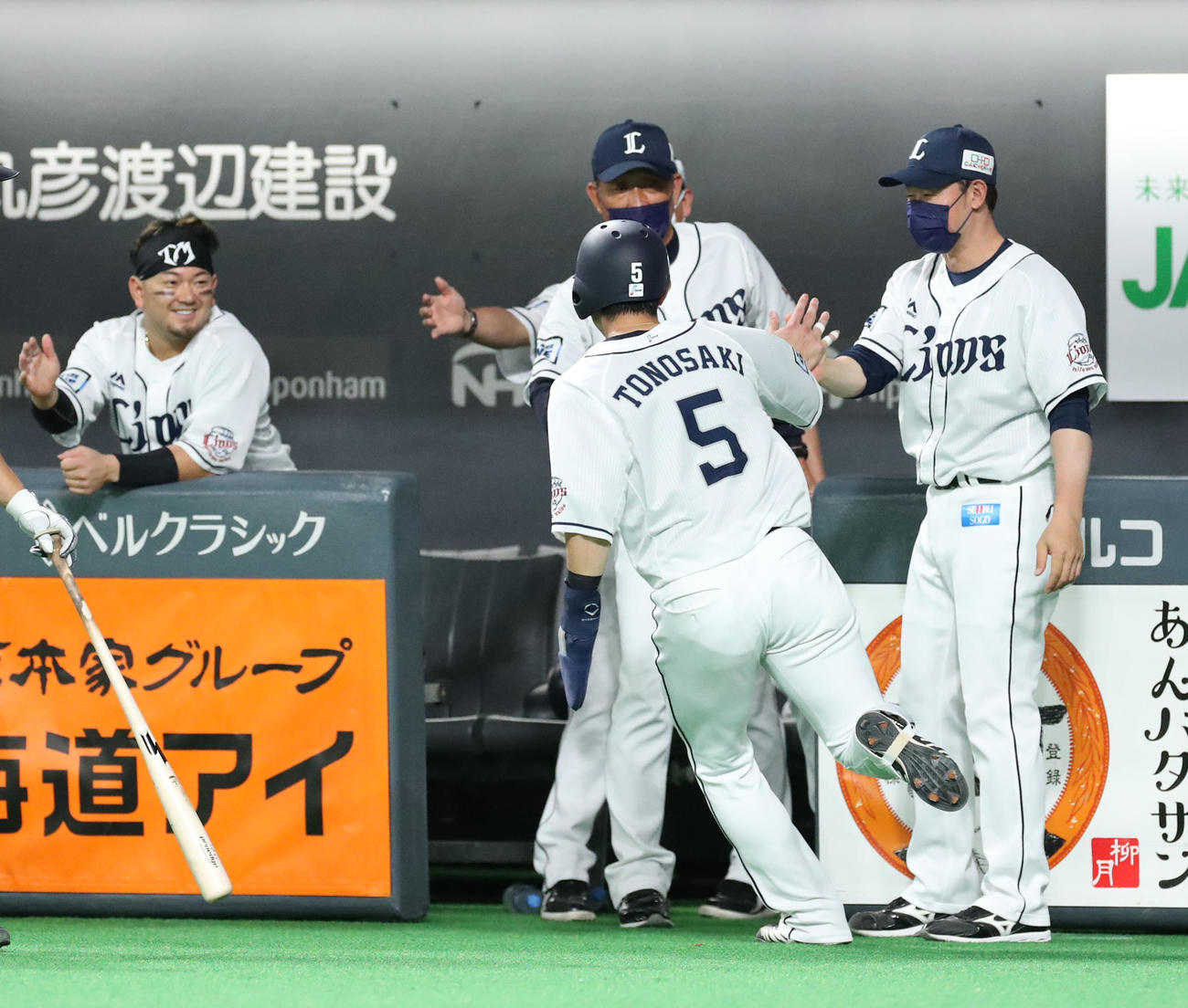 日本ハム対西武　6回表西武無死満塁、鈴木の右前適時打で生還した外崎を出迎える辻監督（撮影・佐藤翔太）