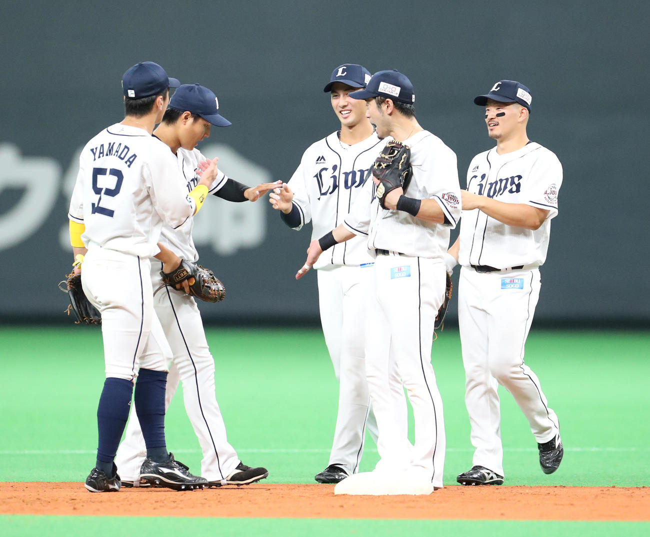 日本ハム対西武　試合終了後、ナインと勝利を喜び合う鈴木（左から2人目）（撮影・佐藤翔太）