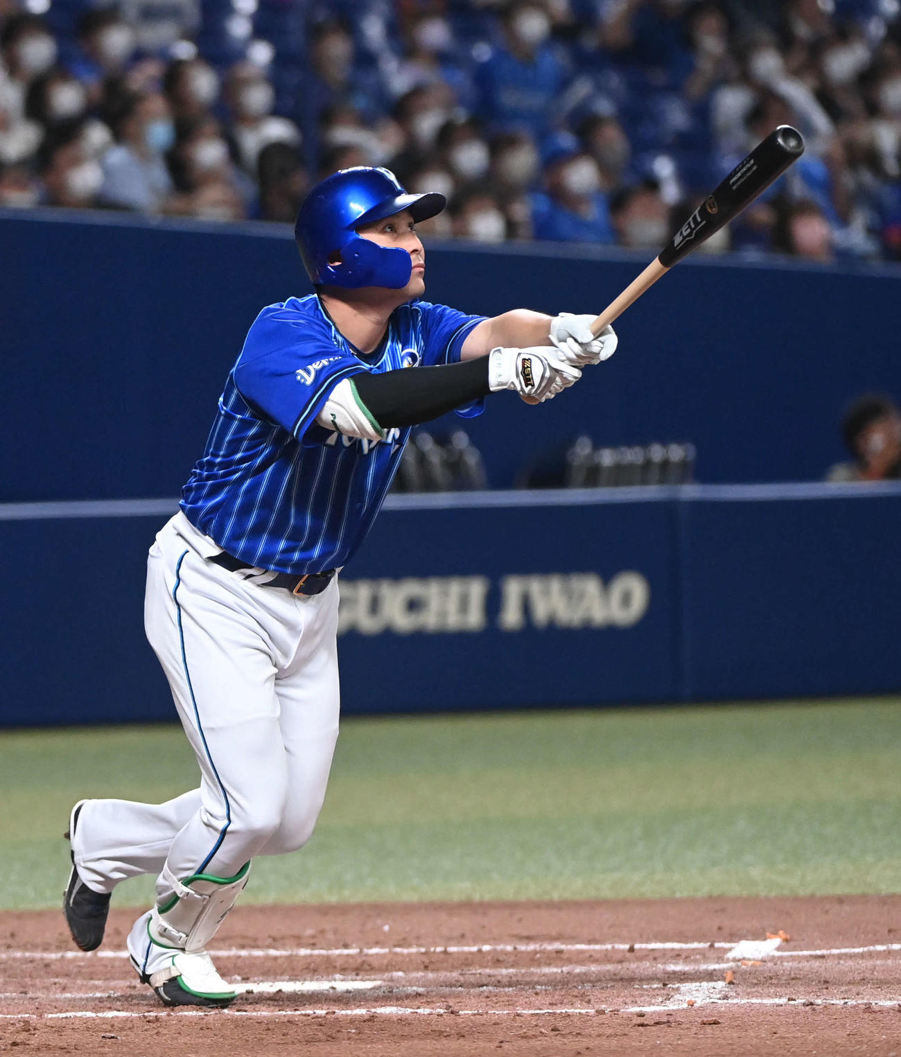 中日対DeNA 3回表DeNA2死一塁、右越え2点本塁打を放つ佐野（撮影・森本幸一）