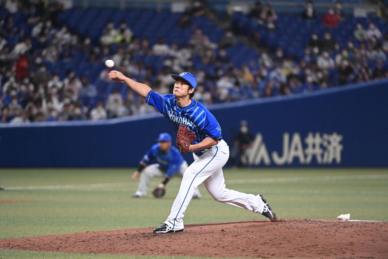 中日対DeNA 6回裏中日2死二、三塁、DeNA2番手で登板する平田（撮影・森本幸一）