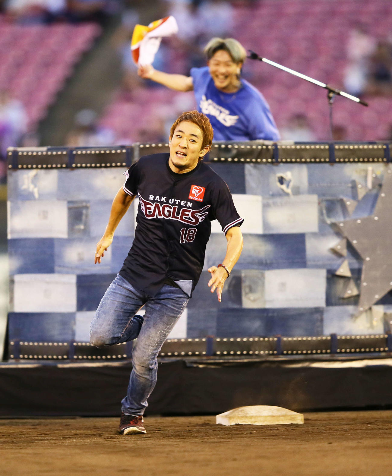 試合後のミニライブでダイヤモンドを全力疾走するファンキー加藤（手前）（撮影・足立雅史）