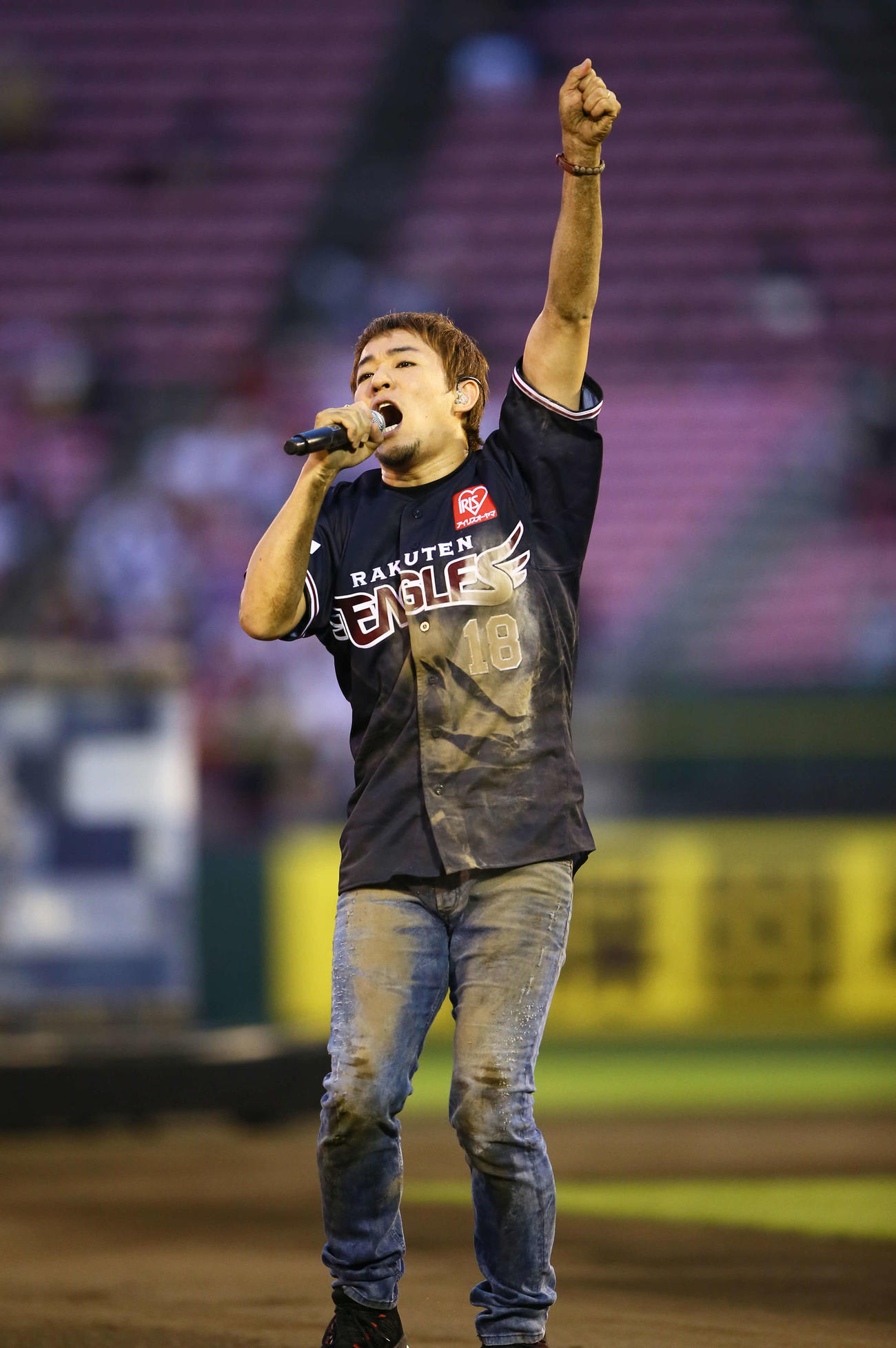 試合後のミニライブで泥だらけになりながら歌うファンキー加藤（撮影・足立雅史）