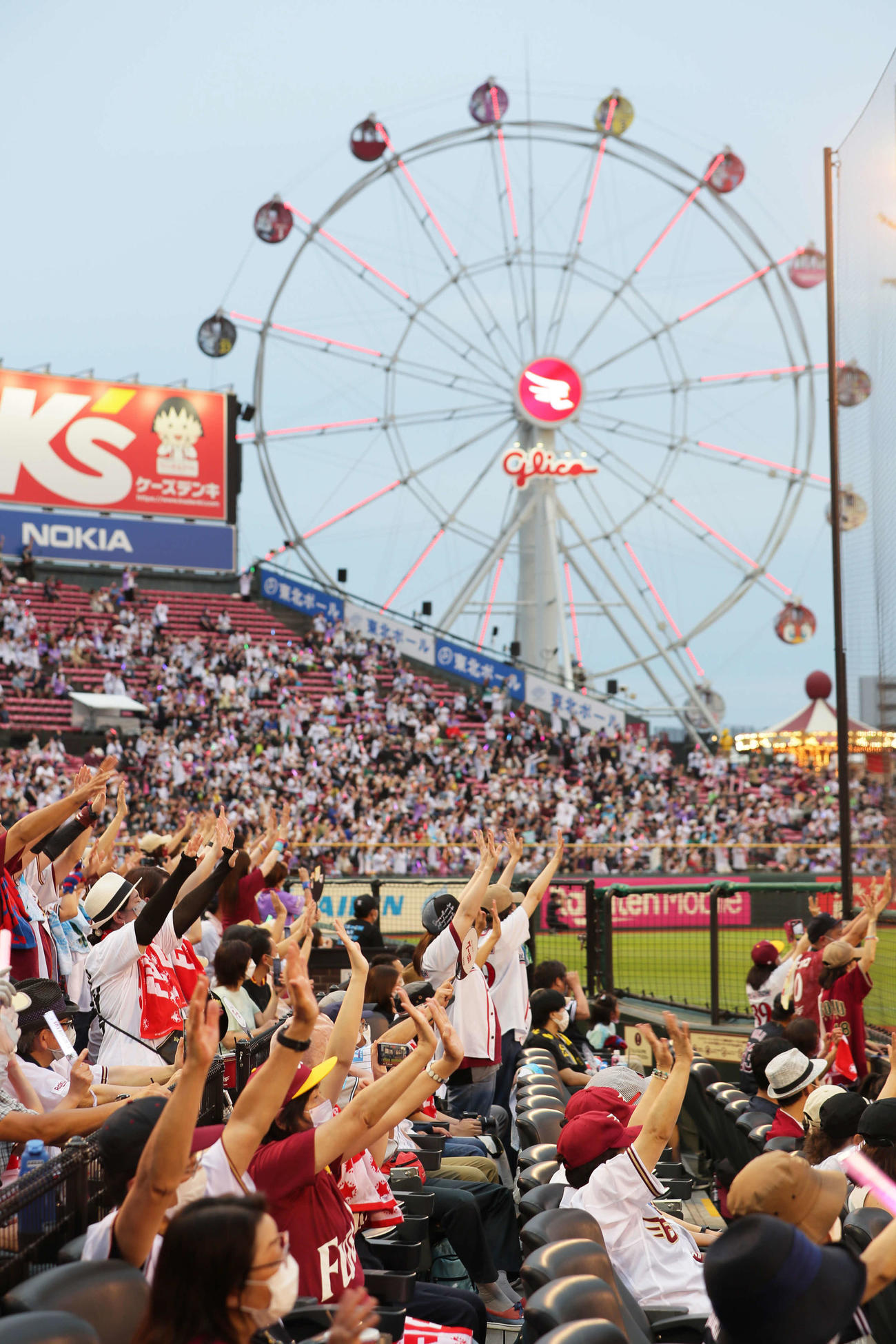 試合後、ファンキー加藤のミニライブを楽しむファン（撮影・足立雅史）