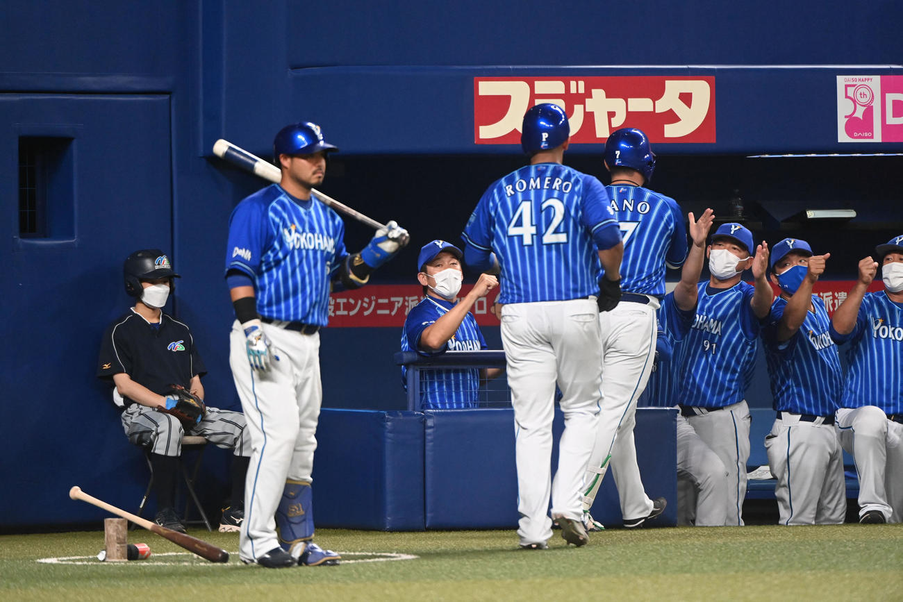 中日対DeNA 3回表DeNA2死一塁、右越え2点本塁打を放った佐野を迎える三浦監督（左から3人目）（撮影・森本幸一）