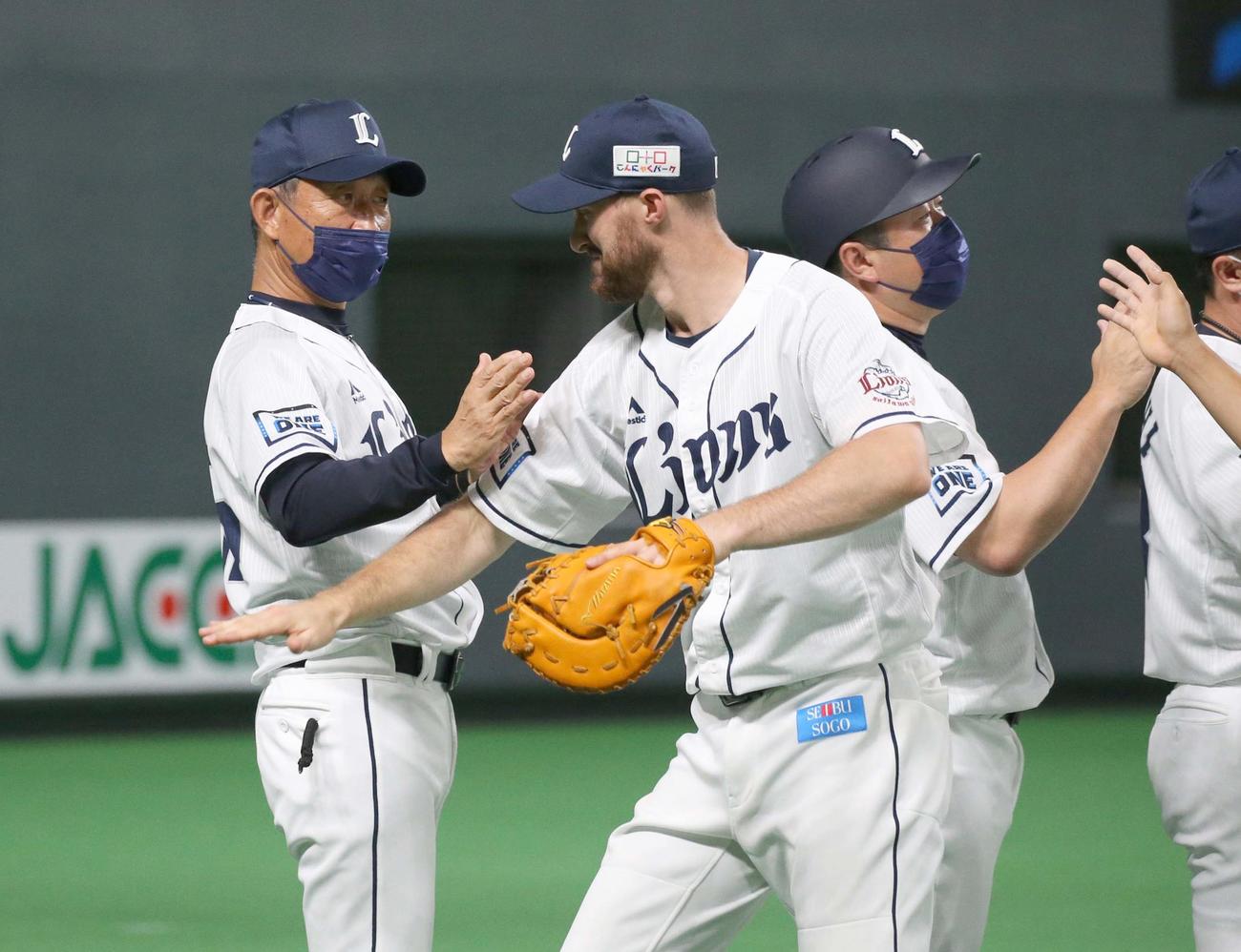 日本ハム対西武　勝利し、ナインを出迎える西武辻監督（左）（撮影・黒川智章）