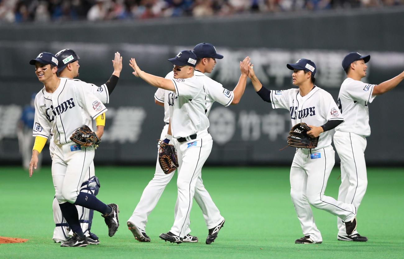 日本ハム対西武　勝利し、ハイタッチする西武ナイン（撮影・黒川智章）