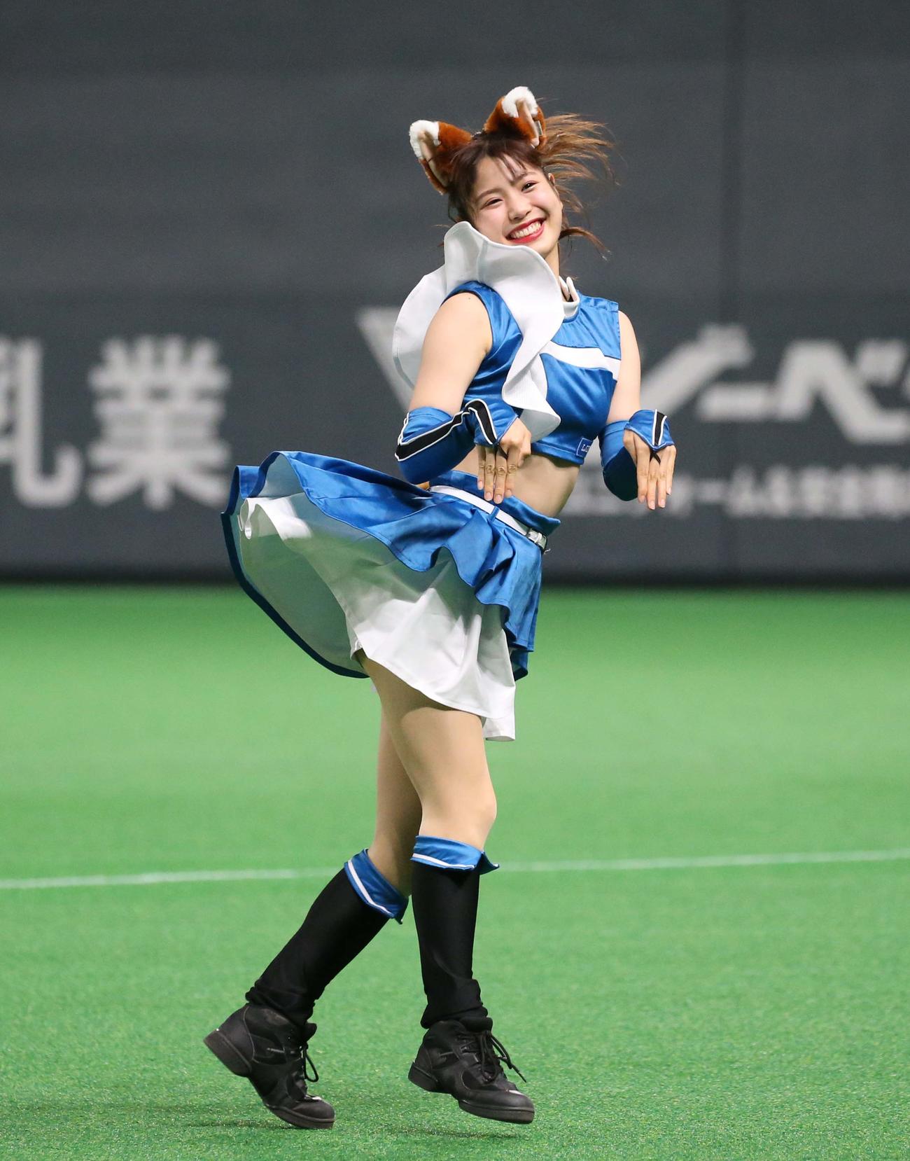 日本ハム対西武　「きつねダンス」を踊るファイターズガール（撮影・黒川智章）
