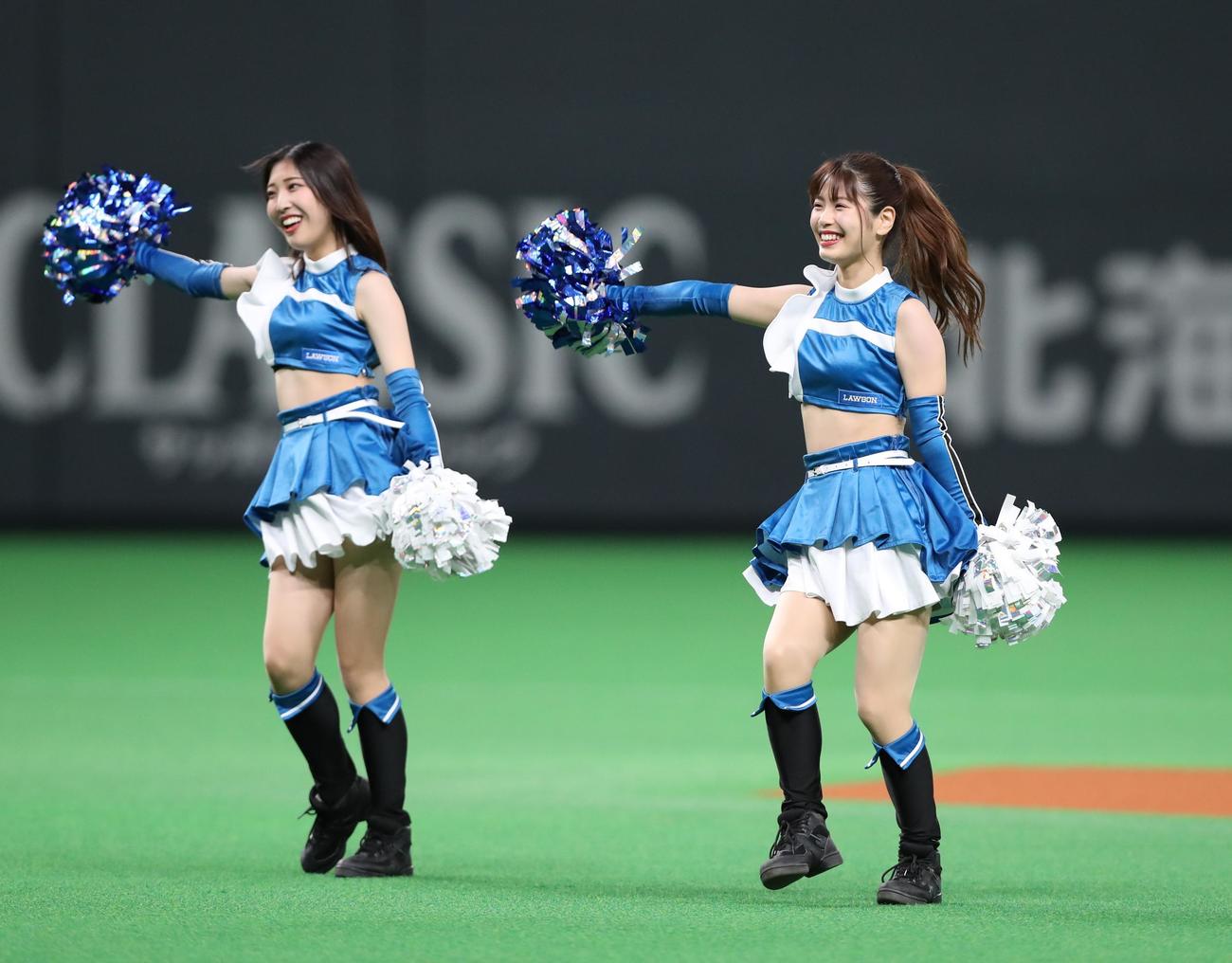 日本ハム対西武　オープニングダンスを披露するファイターズガール（撮影・黒川智章）