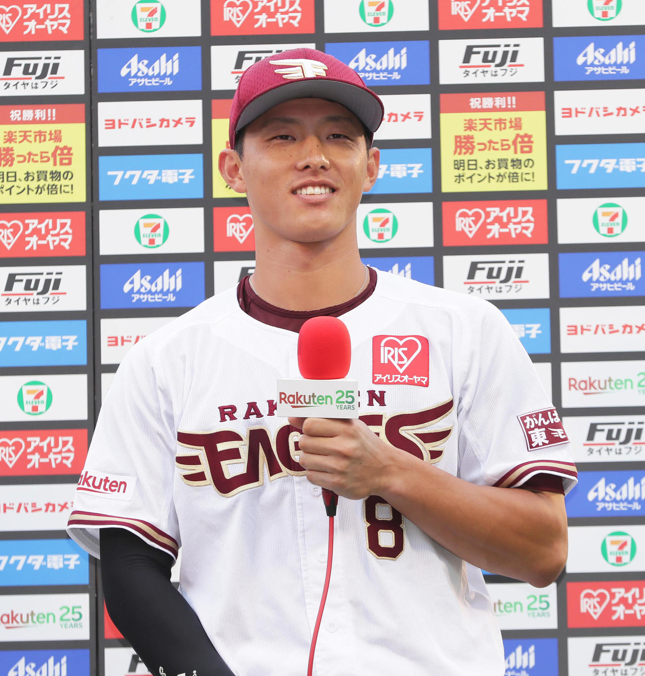 楽天対オリックス　お立ち台で笑顔を見せる楽天辰己（撮影・足立雅史）